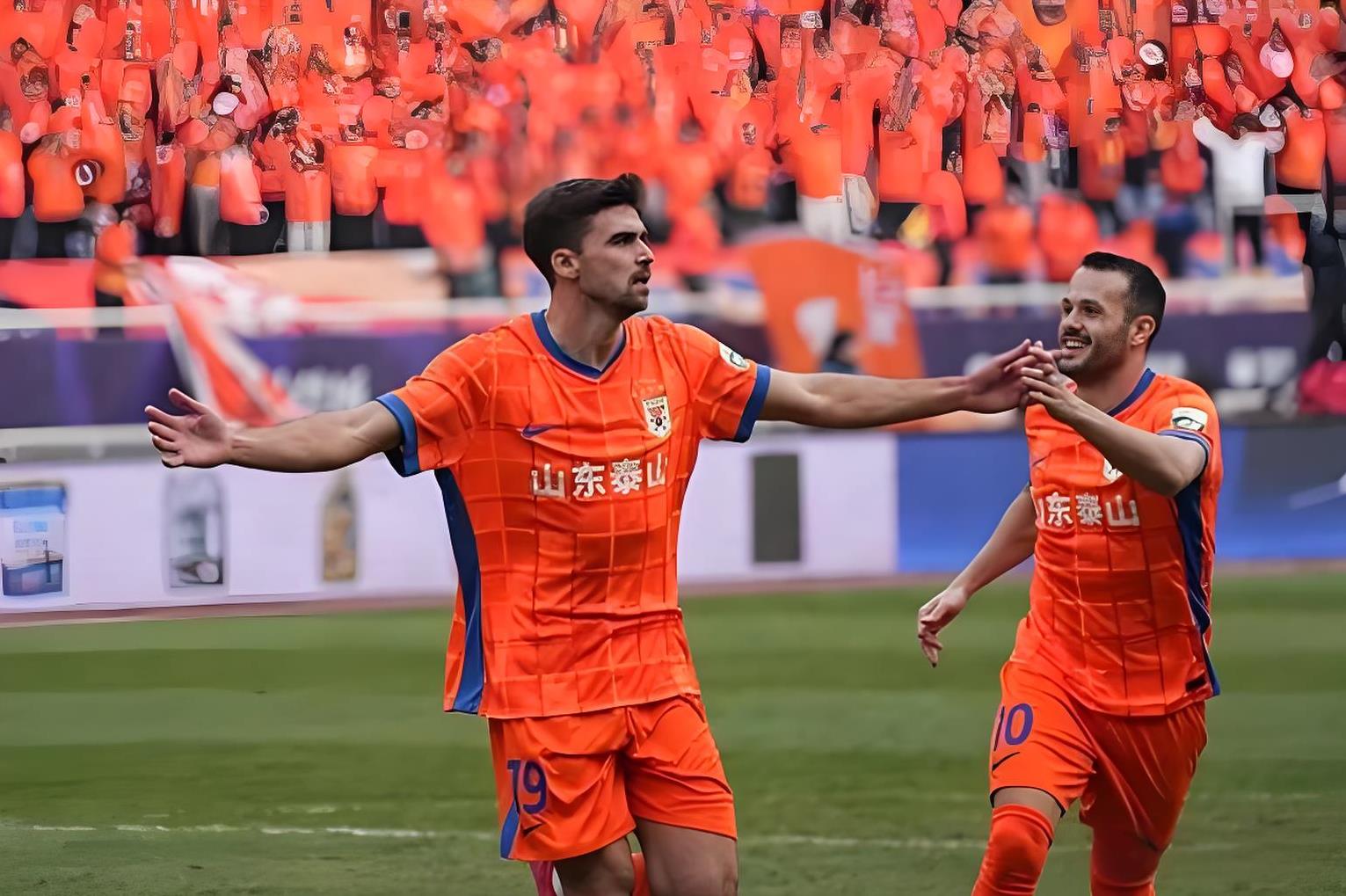 球队队长因伤缺席关键比赛，团队战术调整