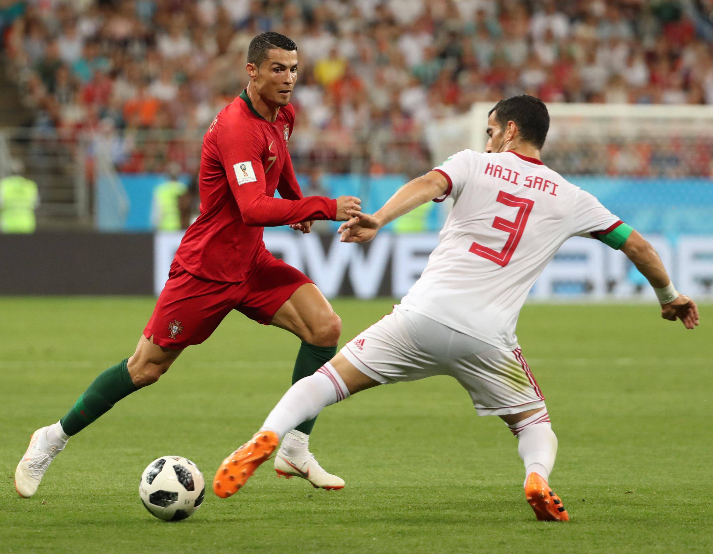 高水平球队在欧洲比赛中迎战对手,场面激烈 高水平球队在欧洲比赛中迎战对手,场面激烈