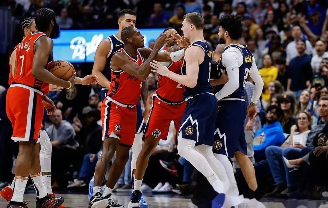 快船内外线协作出色,轻松击败对手晋级的简单介绍 快船内外线协作出色,轻松击败对手晋级的简单介绍