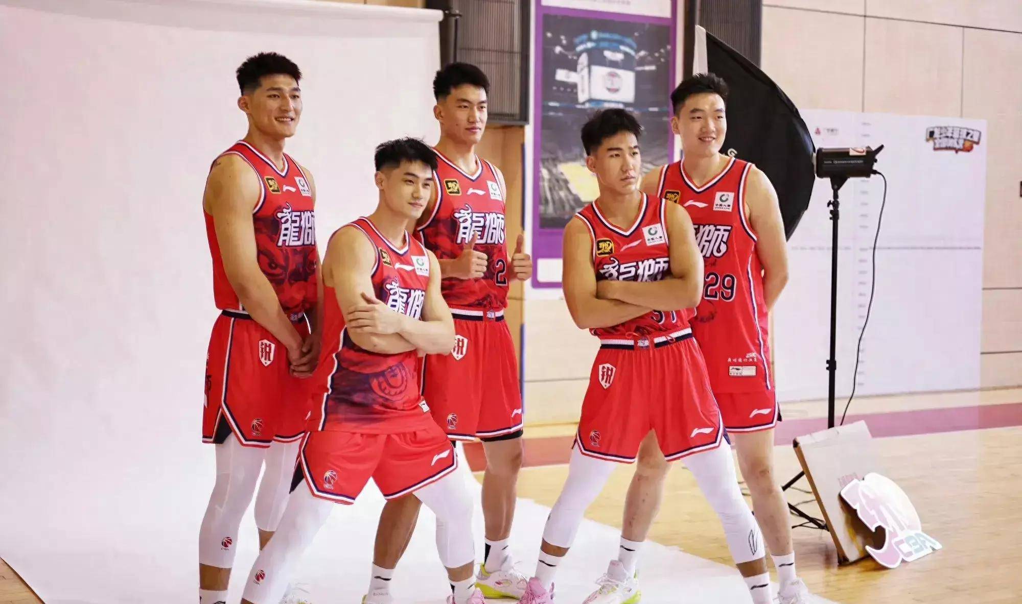 江苏男篮主帅遭遇尴尬，与队员互撕