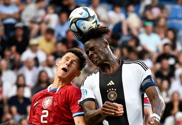 捷克队在比赛中展现出强大的控球能力，夺得胜利的简单介绍