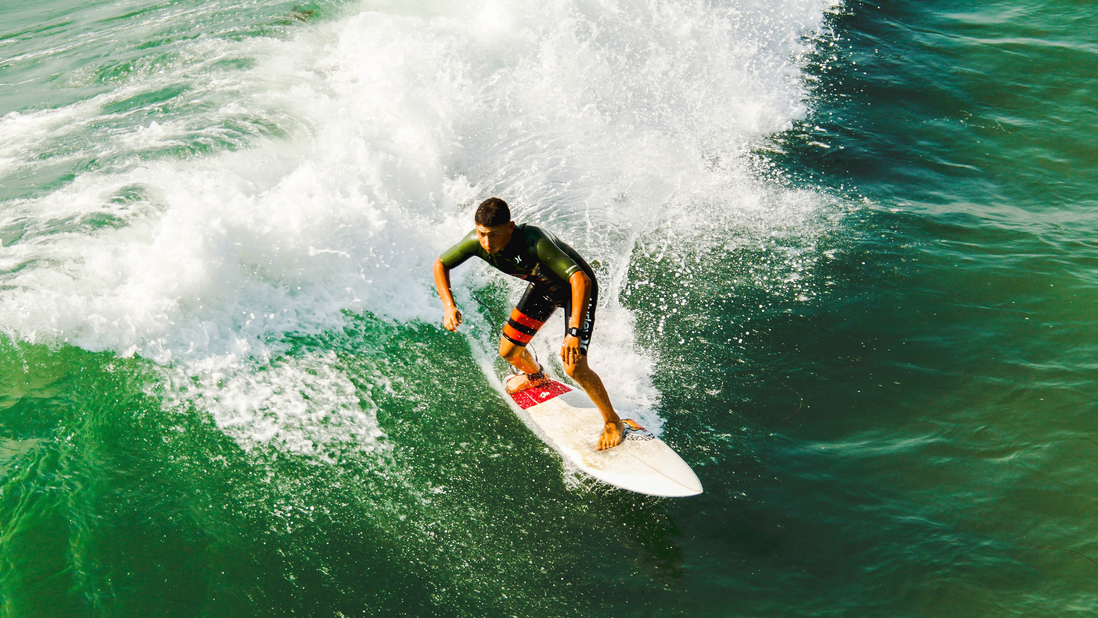 赛道与绿茵场的双重奏鸣,当F1年度争冠之夜遇见萨拉赫的持续杀伤力