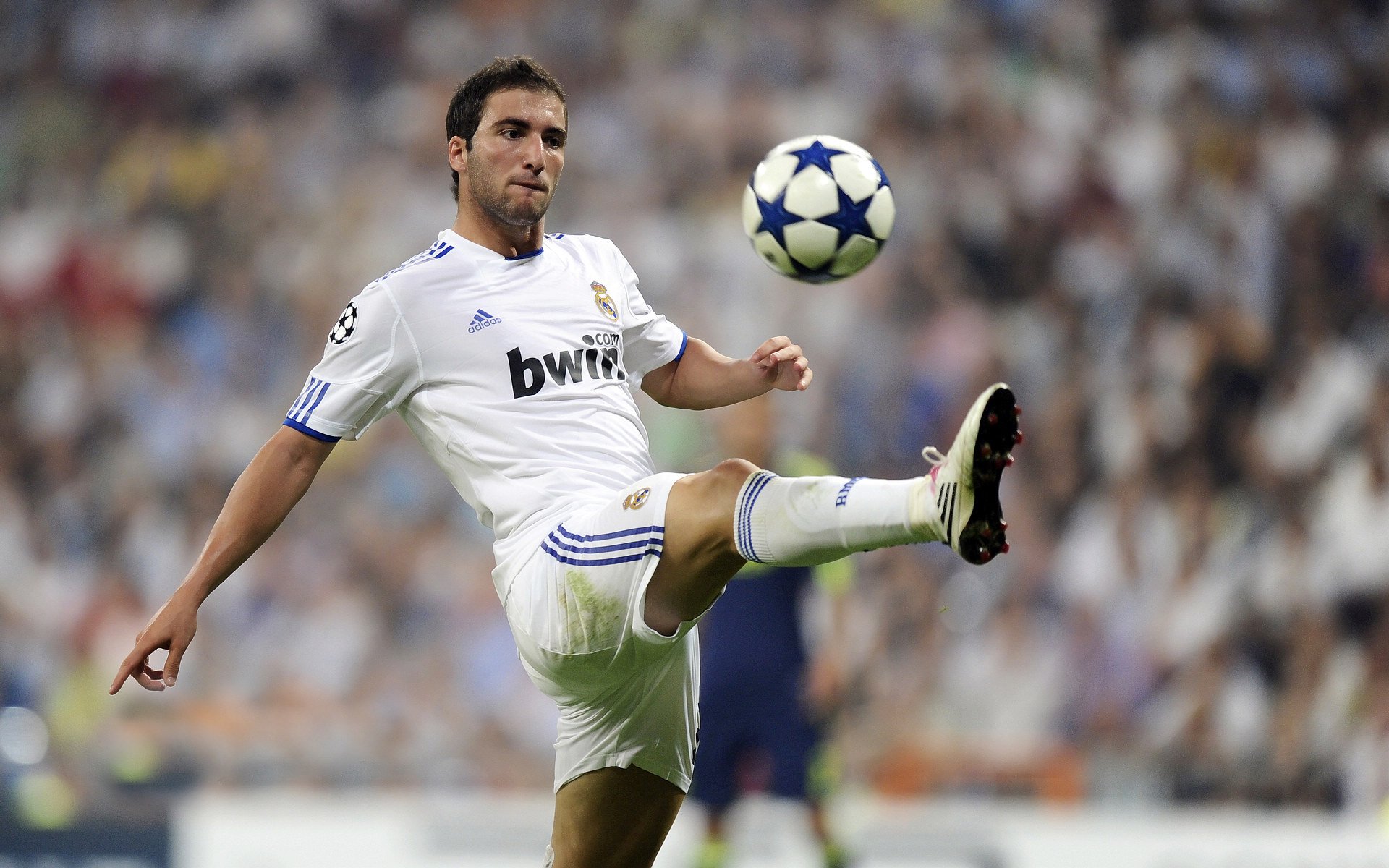 赛道与绿茵的共鸣，苏亚雷斯如何以F1车手般的节奏掌控比赛