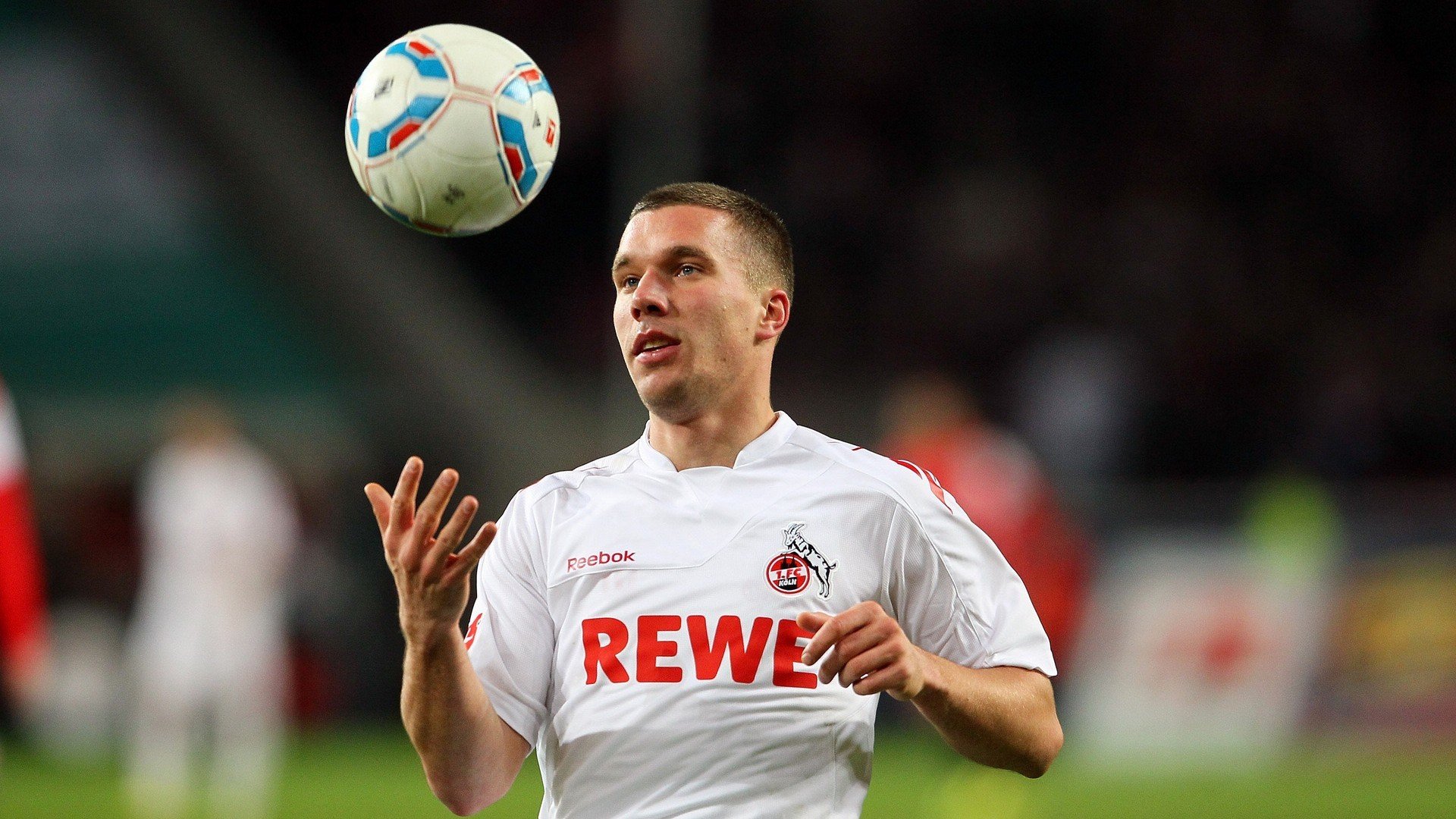 东南亚足坛新格局，泰国队完胜印尼队，羽坛辛杜刷新纪录的双重震撼